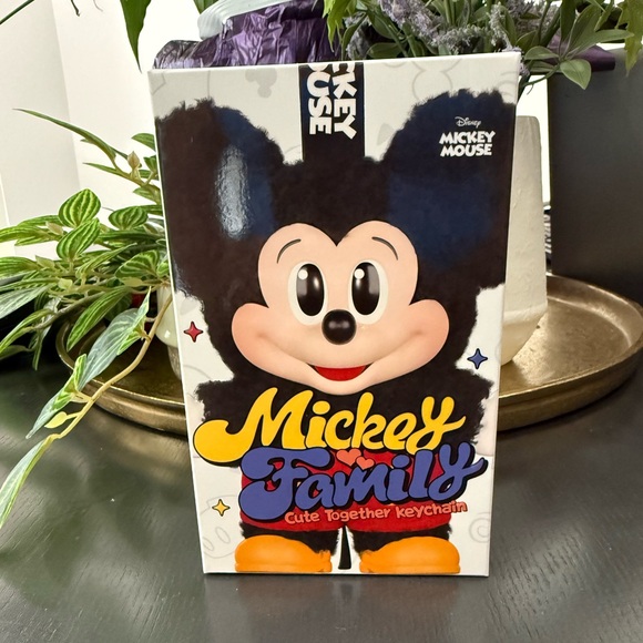 POP MART Other - Pop mart Mickey Family Cute Together Keychain
Series Figures